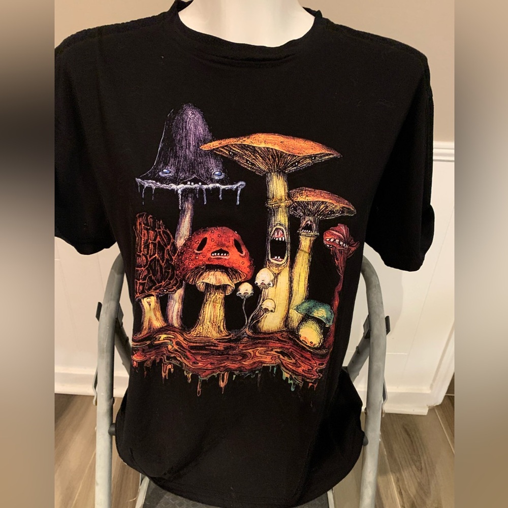 Colorful Lyndsey Pavnter mushroom shirt. Xl.